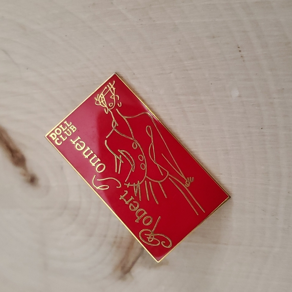 Robert Tonner Doll Club Red Pin Brooch - Picture 2 of 3